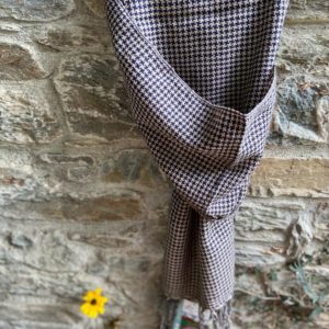 Hand woven muffler with houndstooth design for men (Code-UM204PC100F)