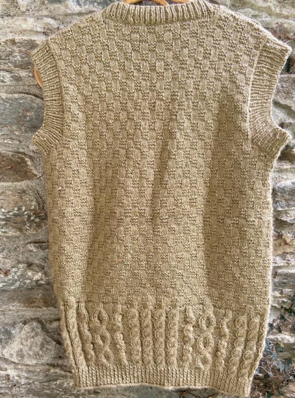 Hand knitted sleeveless cardigan V neck ( Code - UM252N120)